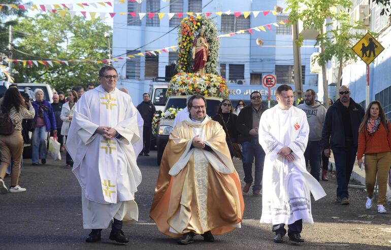  La tradicional procesión del Sagrado Corazón de Jesús, encabezada por los sacerdotes salesianos  se realizó hoy a la tarde, en los alrededores del Santuario.