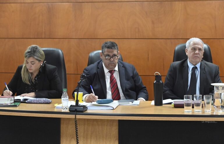 Los jueces María Fernanda García de Zúñiga, Juan Carlos Zárate Pastor (presidente) y Héctor Capurro integran el Tribunal de Sentencia.