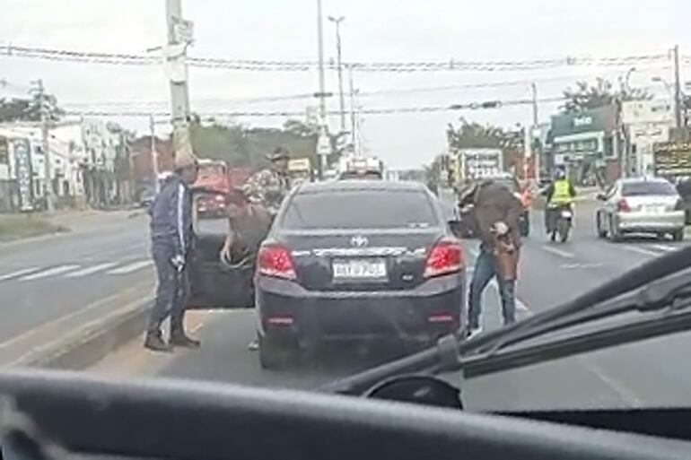 Un automovilista filmó a través de su teléfono celular el momento del asalto concretado esta tarde en plena ruta Transchaco, cerca del puente Remanso.