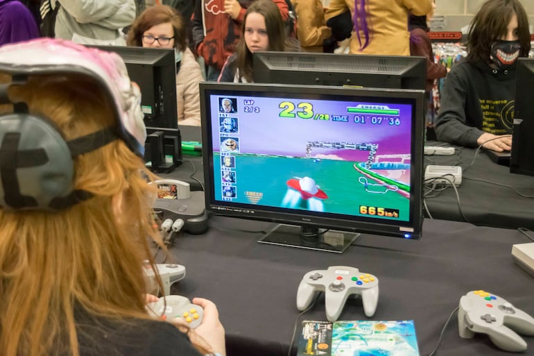 Asistente juega F-Zero X en la Nintendo 64 durante una Convención de Anime y Videojuegos de Mánchester.