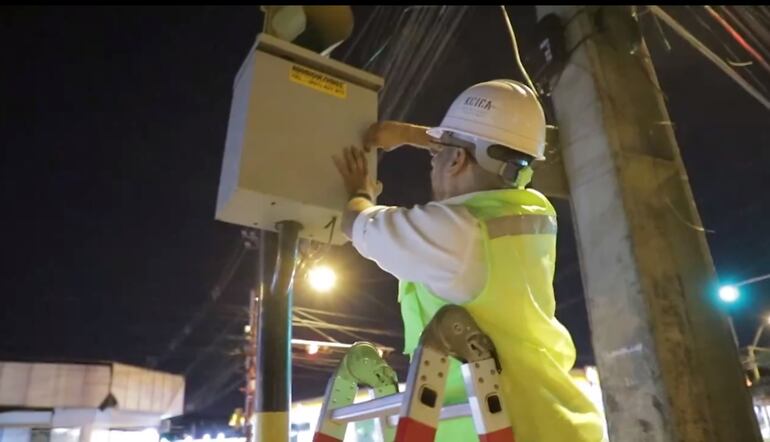 Captura del video en el cual la municipalidad anuncia, por tercera vez, que están instalando y conectando los semáforos en Asunción.