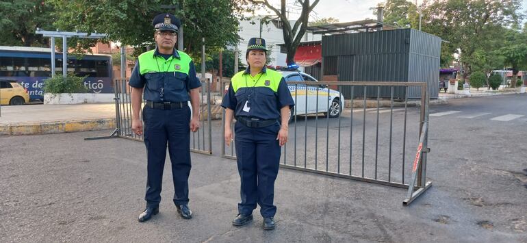 Agentes del PMT en inmediaciones de la Nueva Olla, ante cierres por el concierto de Karol G.