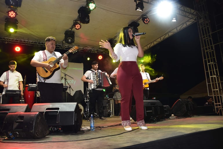 Monica Mereles con el grupo Takuara Poty estará presente en el festival del Mburica Potrero.