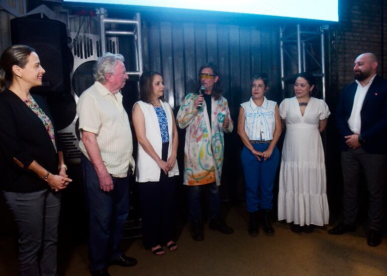 Ana Royg, Luis Szarán, Natalia García, Amberé Feliciángeli, Paola Irún, Andrea Valobra y Angel Almada Torras.