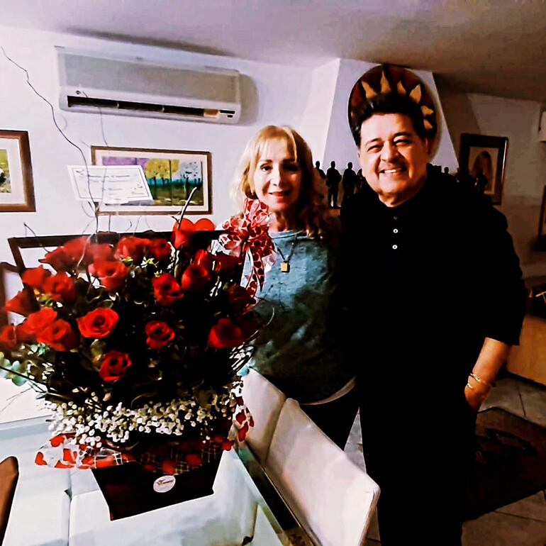 Rubén Rodríguez regaló un ramo de 46 rosas rojas a su esposa Ana María el día de sus Bodas de Nácar. (Instagram/Rubén Rodríguez)