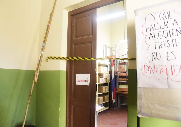 Una sala de clases está clausurada por el riesgo de derrumbe en la escuela Juan Ramón Dahlquist de la Chacarita.