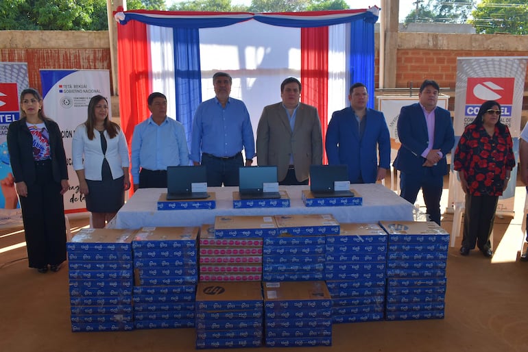 En la ocasión se hizo entrega de 80 notebooks para diferentes instituciones educativas de Guairá. 