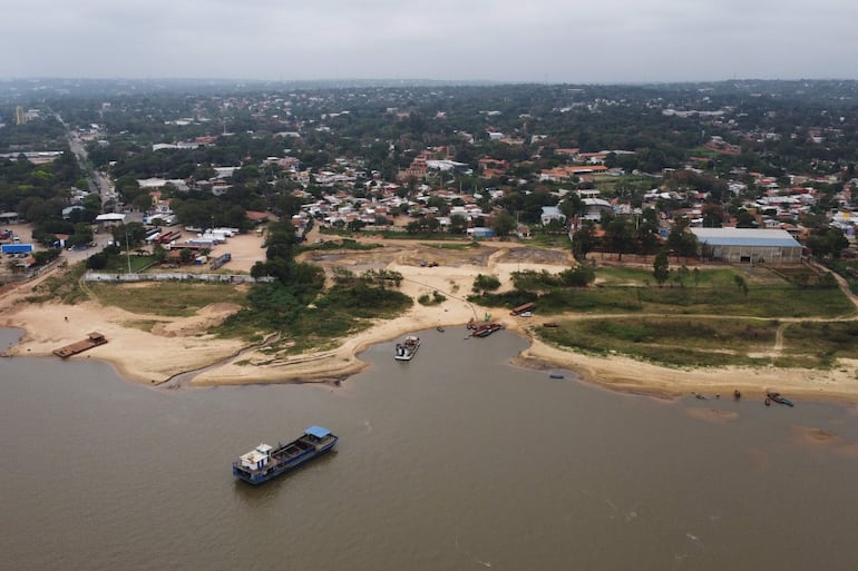 Fotografía del 12 de septiembre de 2024 de embarcaciones a orillas del Río Paraguay, en la ciudad de Asunción.