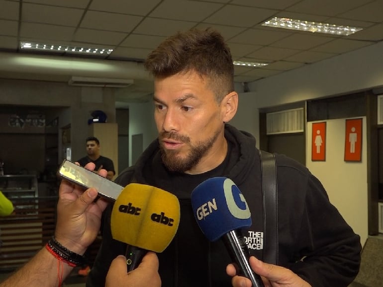 Gastón Giménez, jugador de la selección paraguaya, durante la llegada al Aeropuerto Internacional Silvio Pettirossi de la ciudad de Asunción para el segundo combo de las Eliminatorias Sudamericanas al Mundial 2026.