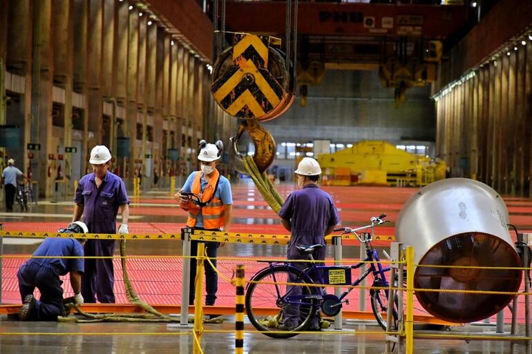 Vista parcial del interior de una de las represas hidroeléctricas más grandes del planeta.
