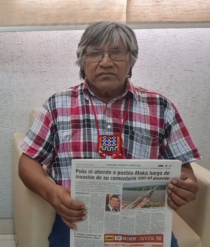 El cacique Mateo Martínez  muestra la publicación de ABC en la que se reporta que el presidente Santiago Peña no recibe al representante del pueblo Maká.