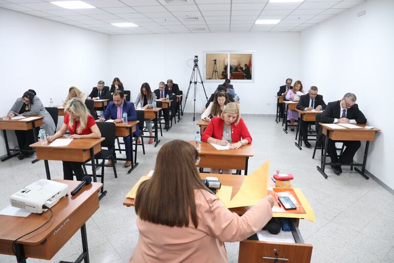 Postulantes al cargo de defensor general en el examen de conocimientos generales y específicos en el Consejo de la Magistratura.