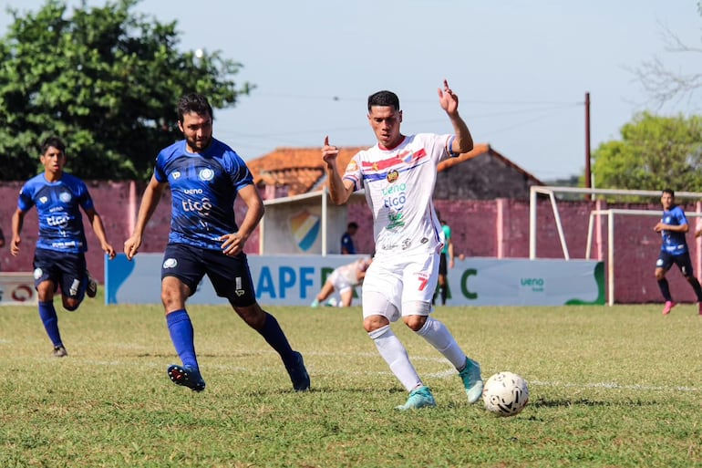 Dani Cáceres, del "alfarero" domina el esférico ante la presencia de Aldo Valdez. (Foto: APF)