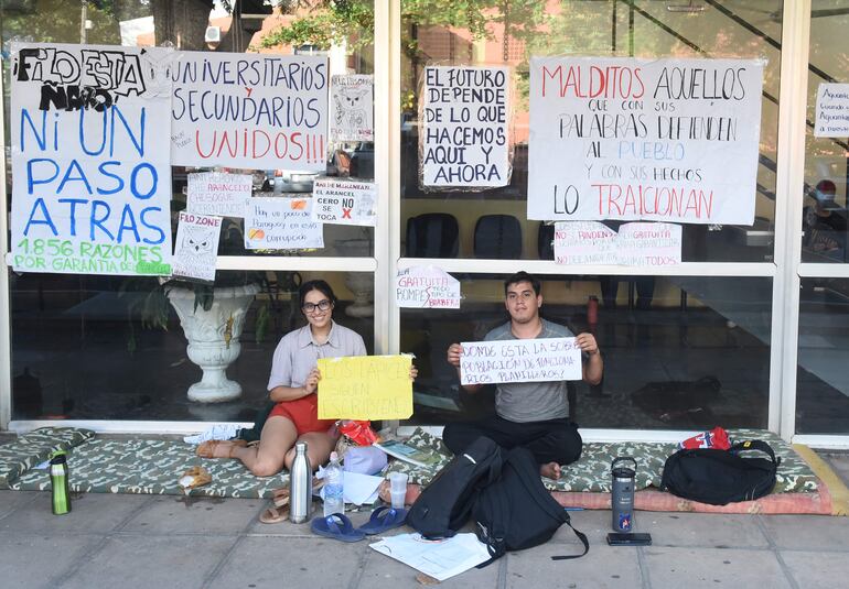 Estudiantes de la Facultad de Filosofía se mantienen en vigilia frente a las oficinas administrativas de la unidad académica.