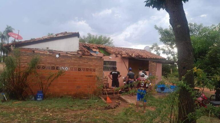 Derrumbe de vivienda tras temporal que azotó en  Quiindy.