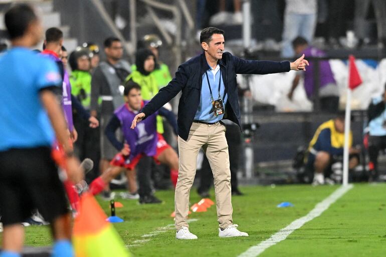 El español Manolo JIménez, entrenador de Cerro Porteño, en el partido frente a Alianza Lima por la fase de grupos de la Copa Libertadores 2024 en el estadio Alejandro Villanueva, en Lima, Perú.
