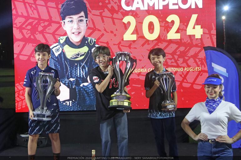 Antonio Pugliesi (centro), Maximiliano Pedrozo (izq.) y Sebastián Cañete, de la categoría Cadete.