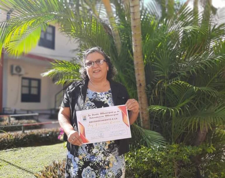 Reconocimiento a la Lic. Elizabeth Carreras que fue entregado por la Junta Municipal de Areguá tras jubilarse.