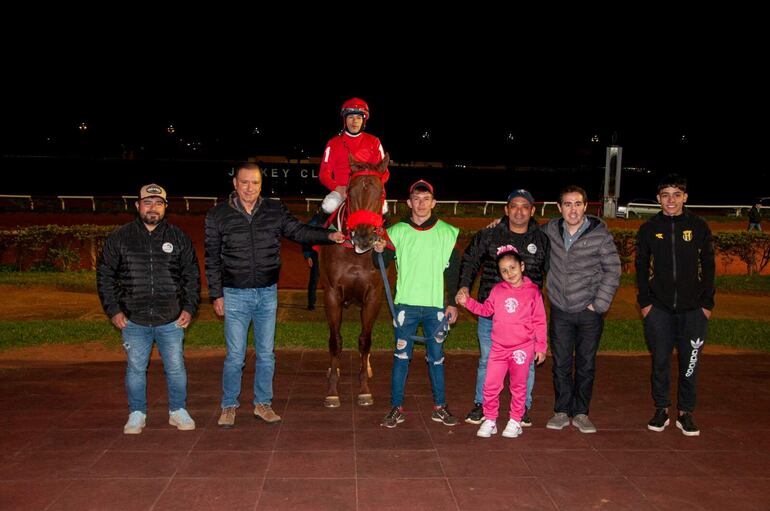 Lunático ganó por segunda vez consecutiva. La gente del stud J.C. lo recibió en el pesaje.