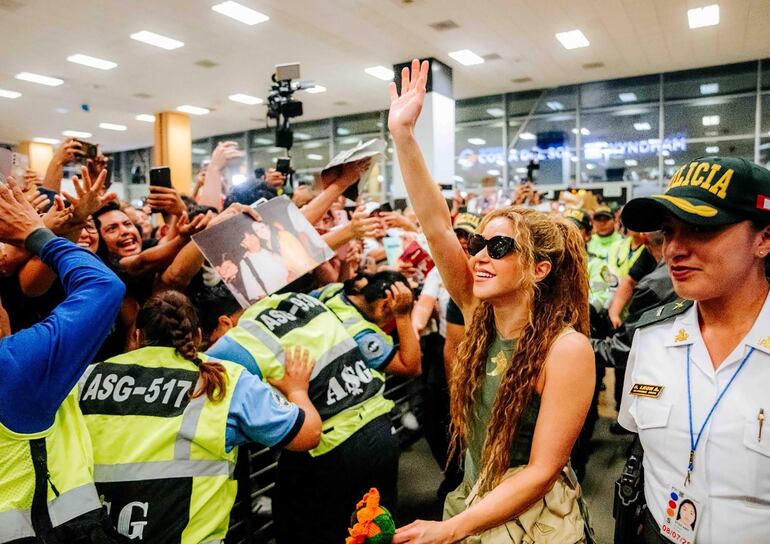 Fotografía cedida por Raúl Umeres que muestra a Shakira saludando seguidores a su llegada este sábado al aeropuerto Jorge Chávez de Lima (Perú).