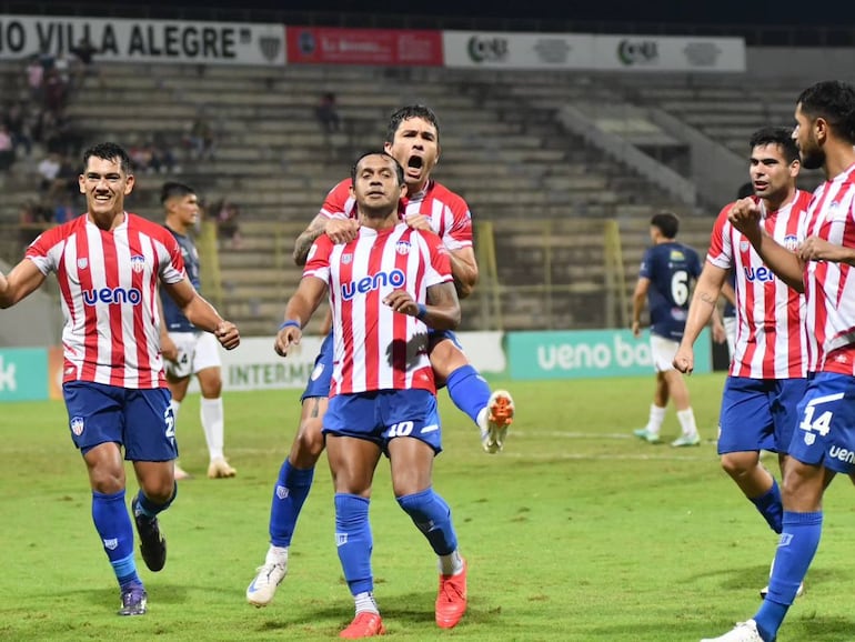 Pedro Arce se trepa al goleador Willian Santander, autor del primer tanto local, acompañan la celebración Ramón Coronel, Fernando Escobar y Hugo Aquino. (Foto: APF)