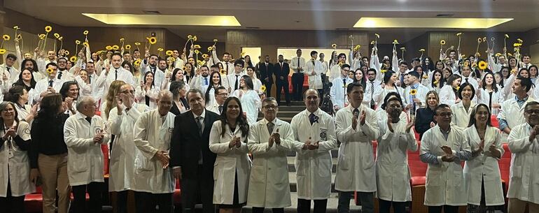 Los docentes acompañaron a los estudiantes de medicina en el acto.