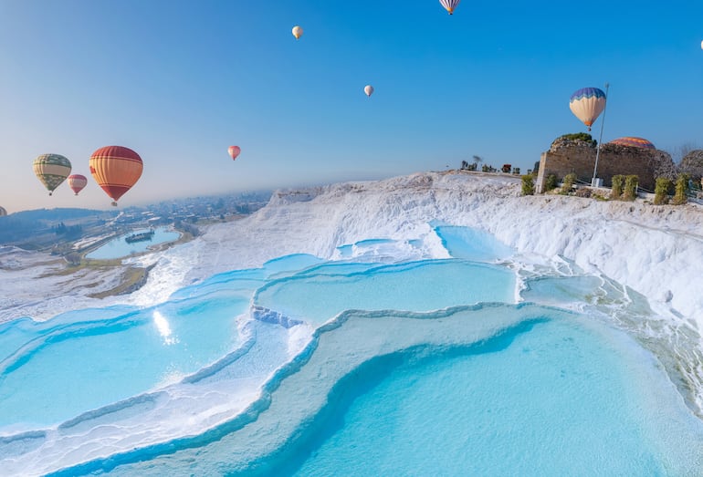 Piscina Travertine y terrazas en Pamukkale Turquía.