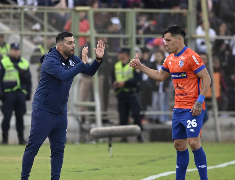 El entrenador del 2 de Mayo PJC, Felipe Giménez, saluda Ulises Coronel, cuando sale cambiado.