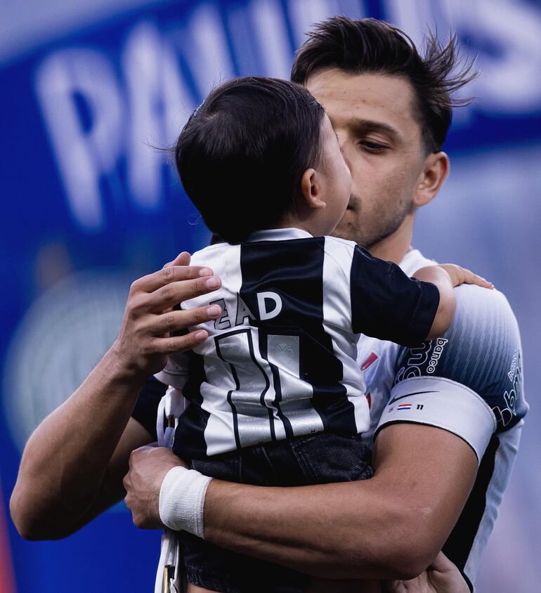 Zadquiel y su primera vez en un campo de juego con su papi Ángel Romero. (Instagram/Gabriela Miskinich)