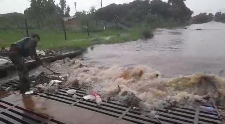 Varios zonas del barrio Santa María de San Lorenzo fue afectada. En la imagen se ve a un poblador retirar la basura que los vecinos tiraron que el agua pueda escurrir.