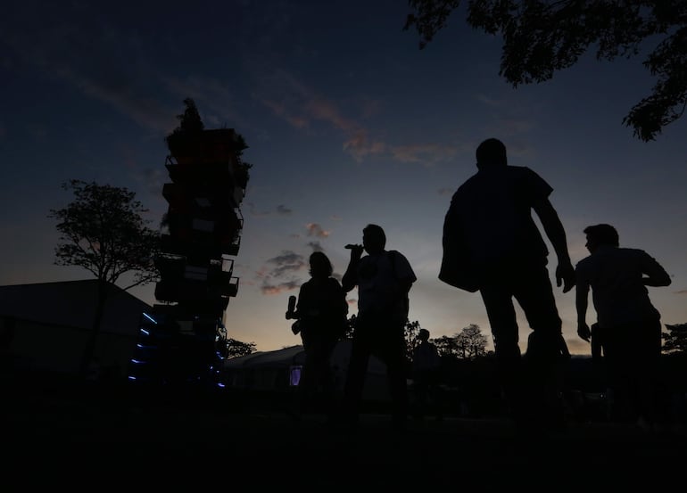 Asistentes a la COP16 caminan en la Zona Azul al atardecer el viernes, en Cali, Colombia.