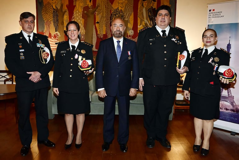 Carlos Britos, Tania Campos, el embajador de Francia Pierre-Christian Soccoja, Fabio Codas y Tania Milessi.