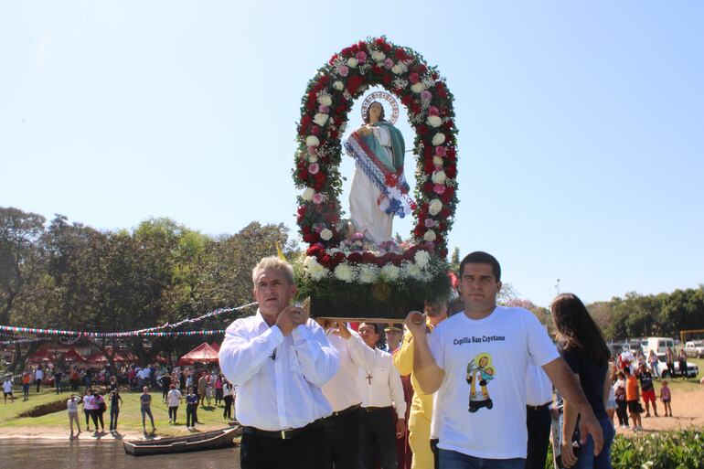 Los pobladores católicos de la villa veraniega celebraron hoy el día de su protectora, Nuestra Señora de la Asunción.