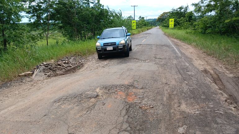 Los conductores de rodado no tienen de otra que pasar por los enormes baches y hundimientos del ramal que une la Ruta PY08 y Ruta PY13.