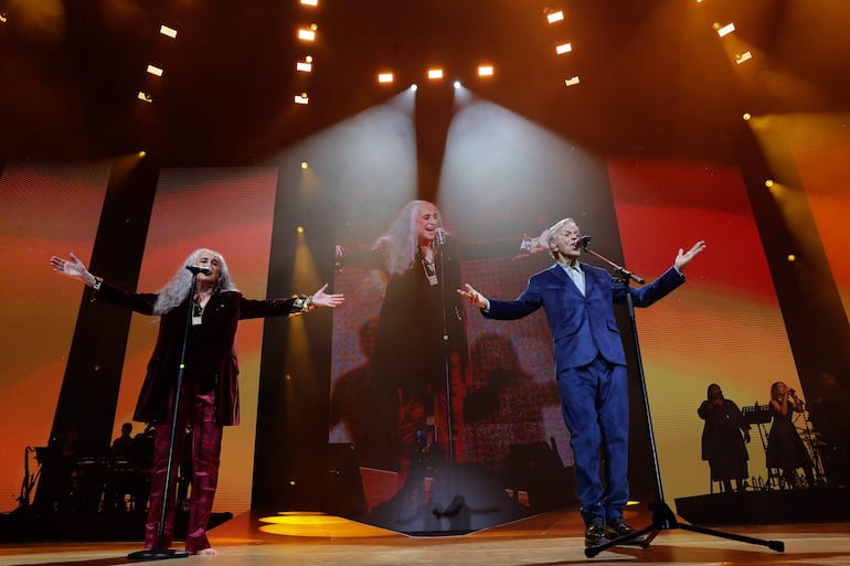 Los cantantes Caetano Veloso (d) y Maria Bethânia participan en el show debut de la gira "Caetano e Bethania", que se realizó el sábado en Río de Janeiro (Brasil).