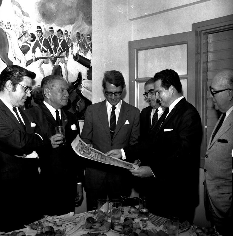 El delegado de la Agencia EFE en Paraguay, Atilio R. Fernández entrega al nuevo embajador de España Fernando de Olivio González Pumariega un pergamino recordatorio por los cuatro años de la agencia en nuestro país, en 1970.