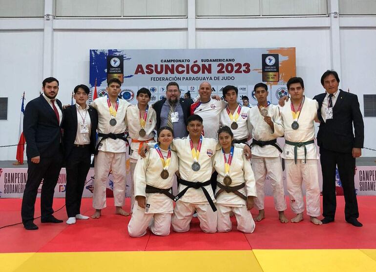 Medallistas del Team Paraguay posan luego de conquistar sus preseas en el sudamericano.