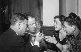 Jean-Paul Sartre, Boris Vian, Michelle Léglise y Simone de Beauvoir en el café Le Procope, París, 1949.