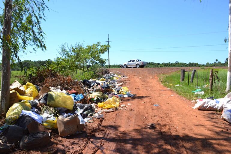 Basuras adornan la vera de la ruta PY18 al llegar a San Juan Nepomuceno.