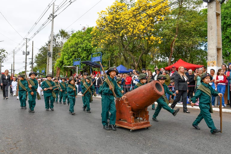 Alumnos de la escuela Acosta Ñu de San Antonio vestidos como soldados rindieron homenaje a los héroes de la Batalla de Boquerón.