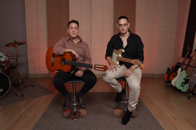 Edu Martínez junto a Enrique Abadíe. Este último presenta su nueva canción, en colaboración con su colega.