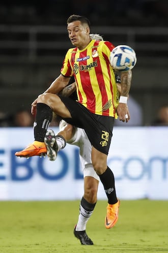 Danilo Santacruz de Pereira controla el balón, en un partido de los octavos de final de la Copa Libertadores entre Deportivo Pereira e Independiente del Valle (IDV) en el estadio Hernán Ramírez Villegas en Pereira (Colombia). EFE/ Ernesto Guzmán Jr.