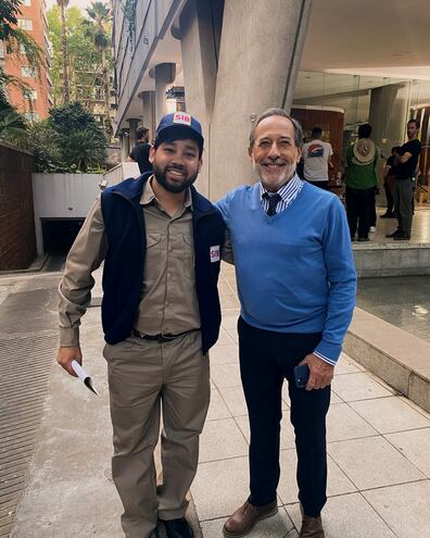 El actor paraguayo Celso Franco posa junto al argentino Guillermo Francella durante el rodaje de "El encargado".