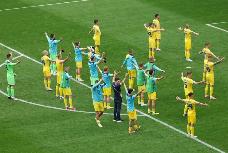 Los futbolistas de Ucrania celebran la victoria frente al Eslovaquia por la segunda fecha del Grupo E de la Eurocopa 2024 en la ciudad de Dusseldorf, Alemania. 