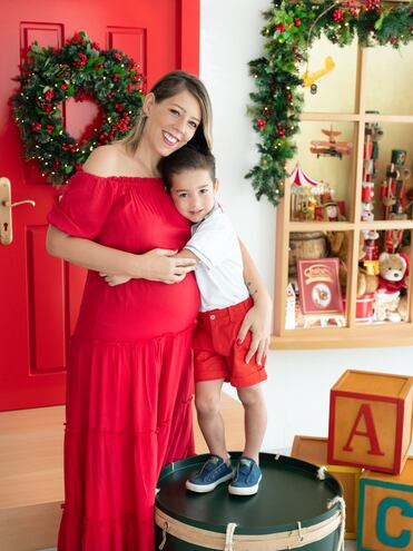 ¡Cuánto amor en una sola foto! Denise Hutter, con Gastón a bordo, recibiendo mimos del hermanito mayor Ignacio.