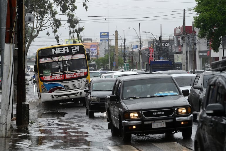 El tramo de 1.200 metros de la avenida Eusebio Ayala entre República Argentina y De la Victoria está en ruinas.