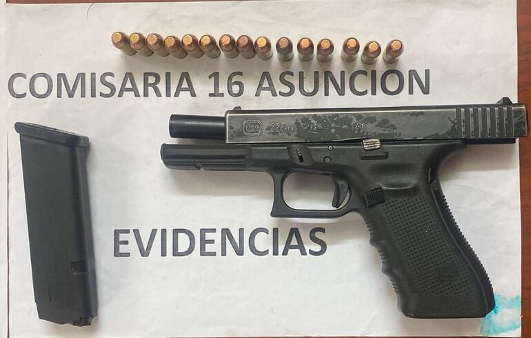 El arma incautada en poder de los detenidos. La policía investiga los antecedentes de la pistola.