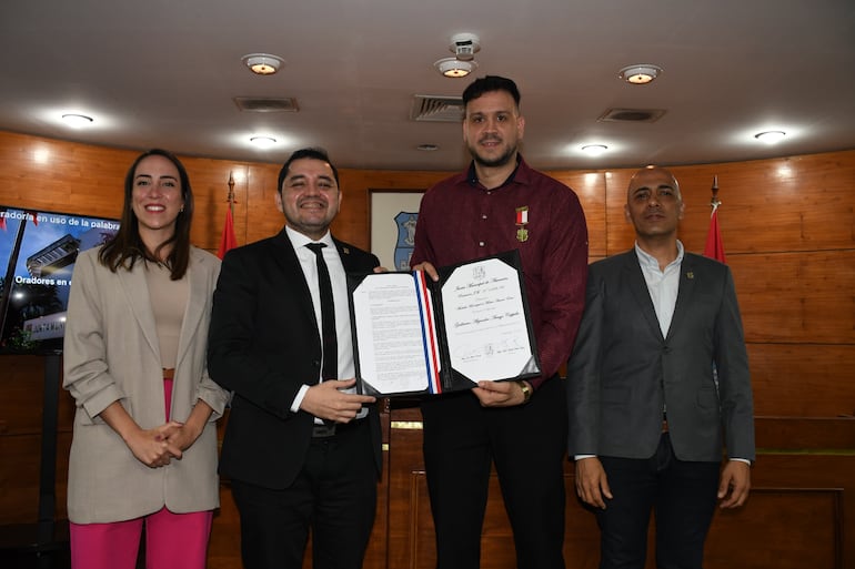 Baloncesto: Distinción a La Fiera Araújo