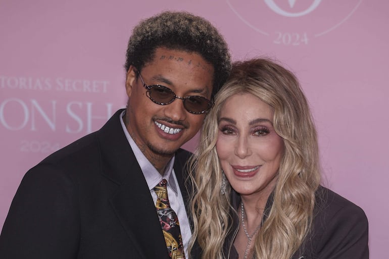 El rapero Alexander Edwards y la mítica Cher derrocharon amor en el Victoria's Secret Fashion Show. (EFE/EPA/SARAH YENESEL)
