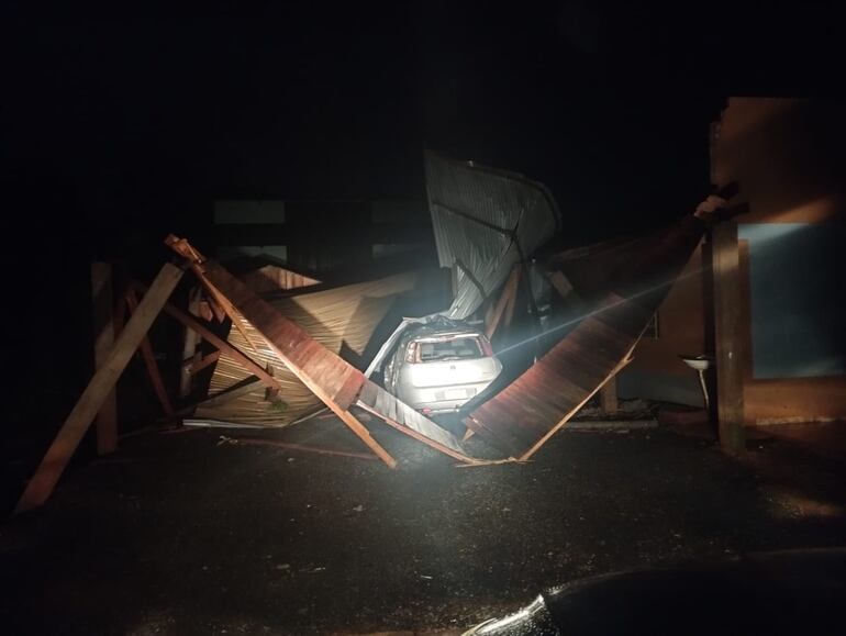 El tinglado de una iglesia cayó sobre un vehículo en Santa Rosa del Monday.